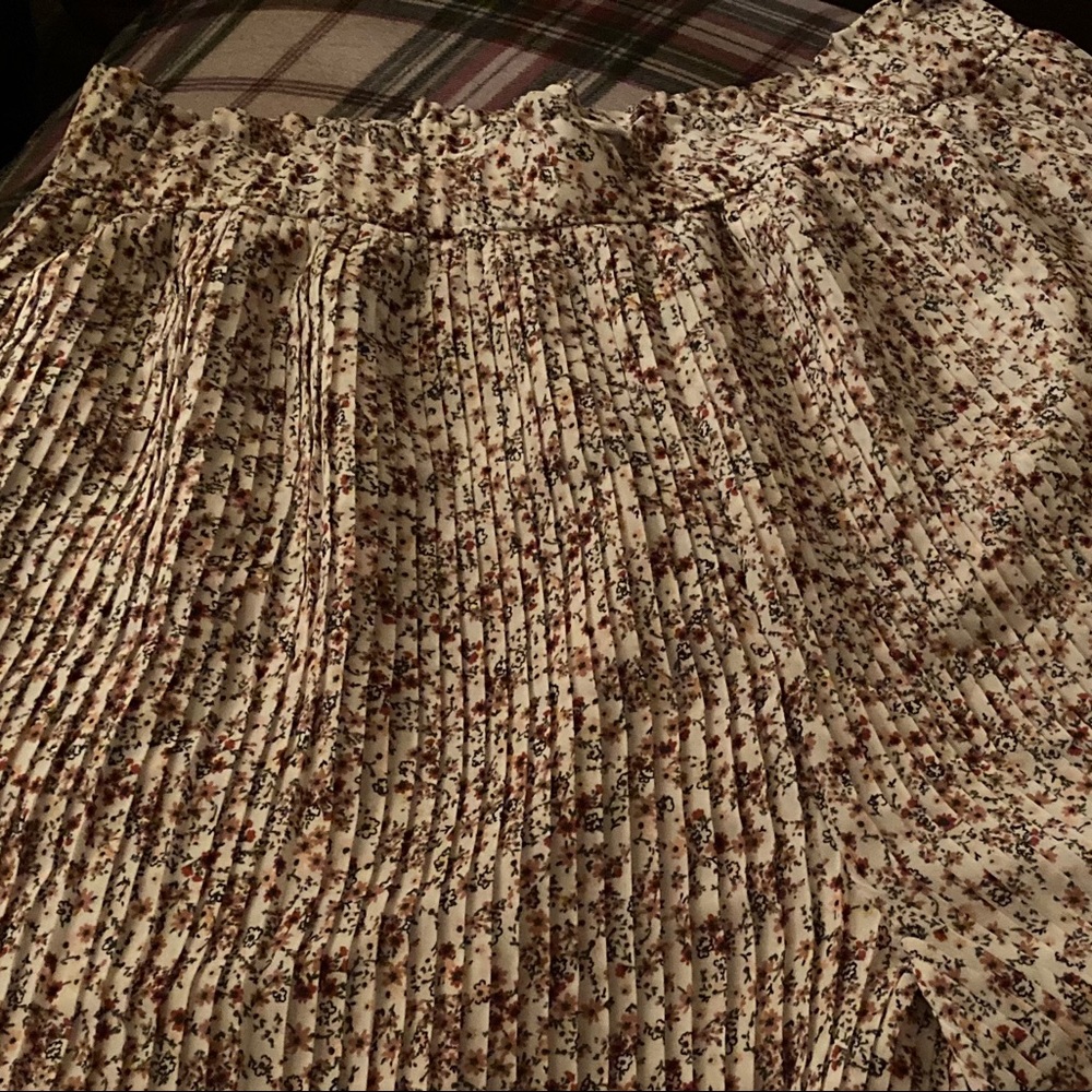 Floral pleated shorts